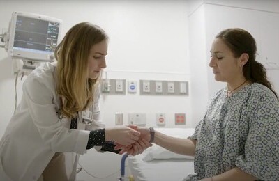 Кодирование Аквилонг в Бежецке Врач держит пациентку за руку